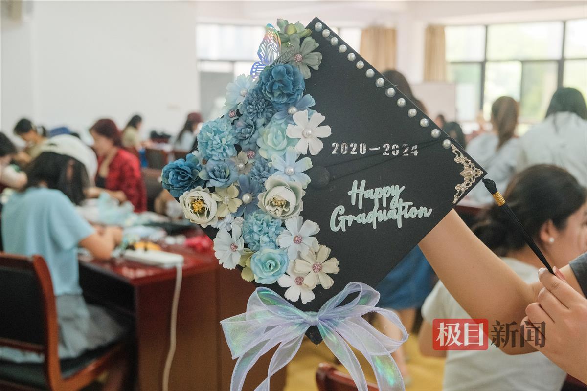 新传簪花 通讯员 郭子乐 摄.jpg 新传簪花 通讯员 郭子乐 摄.jpg